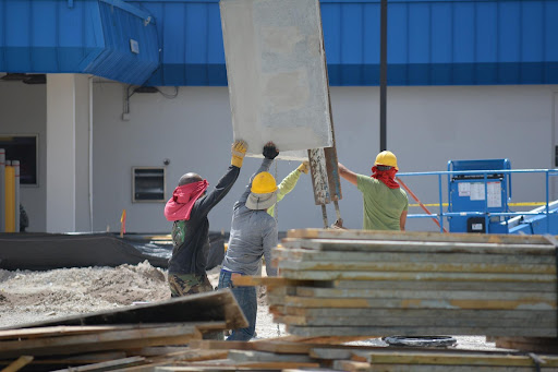 look at these absolute chads lifting this extremely heavy steel plate with a mere gloved hand